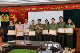 Trao kỷ niệm chương “Vì sự nghiệp báo chí Việt Nam” cho hội viên Chi hội Nhà báo Báo CAND