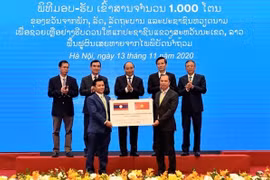 Việt Nam trao tặng Lào 1.000 tấn gạo để khắc phục hậu quả thiên tai