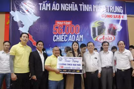 Báo Nhà báo & Công luận cùng Công ty Á Châu trao áo ấm, tặng tình thương cho học sinh vùng lũ miền Trung