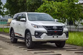 Giá xe Toyota Fortuner tháng 11/2020