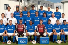 Cựu cầu thủ Schalke, Hiannick Kamba bất ngờ xuất hiện sau 4 năm được cho là đã qua đời