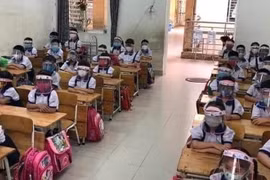 Học sinh mệt mỏi vì đeo khẩu trang, tấm kính chắn giọt bắn cả ngày trên lớp
