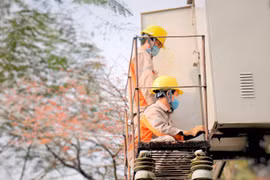 Ngành điện miền Bắc vừa khắc phục thiệt hại thiên tai, dịch bệnh vừa bảo đảm hoạt động sản xuất, kinh doanh