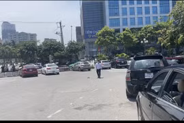 Hà Nội: Loạn bãi xe không phép, thu vé sai quy định