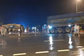 Yên Bái: Xe khách đâm xe đầu kéo, 4 người bị thương