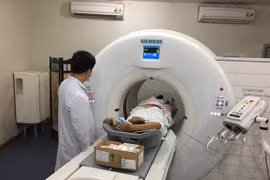 Góc khuất từ phong trào bác sĩ, cán bộ y tế góp tiền mua máy móc làm dịch vụ trong bệnh viện công