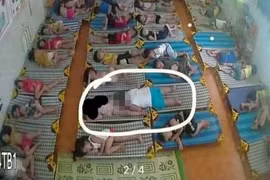 Làm gì khi trẻ bắt chước chuyện người lớn?