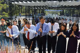 Lãnh đạo tỉnh Quảng Trị dâng hương tri ân các anh hùng, liệt sĩ