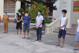 Hải Dương: Bắt 8 nam nữ say sưa đánh bạc giữa mùa dịch Covid-19
