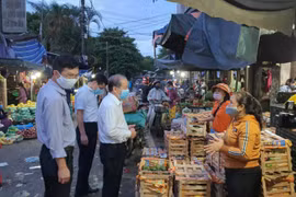 Tiểu thương ở Thừa Thiên - Huế cài đặt ứng dụng Bluezone