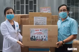 Báo Tuổi Trẻ trao các trang thiết bị y tế cho Bệnh viện quận Thủ Đức