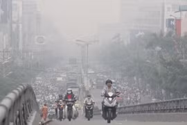 Chất lượng không khí Hà Nội chạm ngưỡng "xấu", người dân hạn chế tối đa ra đường