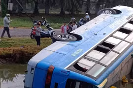 Long An: Xe đưa đón công nhân lao xuống ao, nhiều người thoát chết trong gang tấc