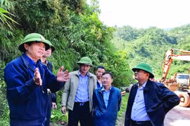 Khắc phục mưa lũ tại miền Trung: Chuyện về những con người “bám đường thông tuyến”