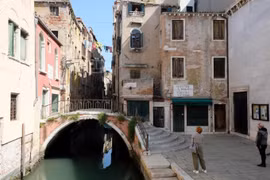 Italy cảnh báo tình trạng lây nhiễm chéo bên trong gia đình