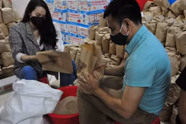 Nghệ sĩ Xuân Bắc, Tự Long tự tay gói quà tặng người nghèo
