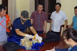 Bắt giữ nghi phạm vận chuyển 6.000 ma túy tổng hợp, 5 kg ma túy đá và 2 bánh heroin
