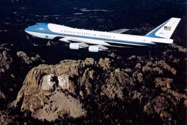 Air Force One chở ông Trump có gì đặc biệt?