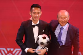 Đỗ Hùng Dũng được vinh danh tại giải thưởng Quả bóng Vàng Việt Nam