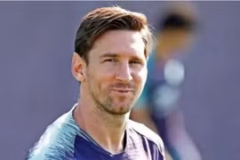 Messi cạo râu, Ronaldo nuôi tóc chờ ngày tái xuất