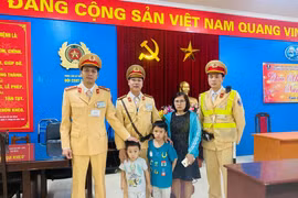 Hà Nội: Đội CSGT số 4 giúp đỡ hai cháu bé bị lạc về với gia đình