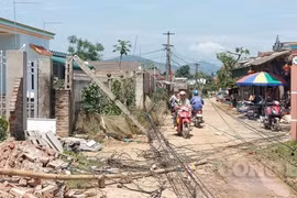 Phú Thọ: 1 người chết, hơn 2.500 ngôi nhà, trường học bị tốc mái, hư hỏng, do giông lốc gây ra