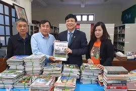 Phó Chủ tịch Thường trực Hội Nhà báo Việt Nam tặng sách cho thư viện huyện Quỳnh Lưu