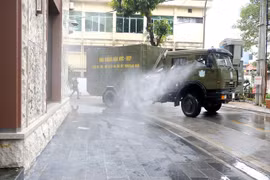 Binh chủng Hóa học phun thuốc khử trùng phố Trúc Bạch
