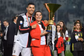 Câu chuyện đầy nước mắt về mẹ của cầu thủ Cristiano Ronaldo