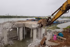 Phá dỡ công trình vi phạm, hoàn trả hiện trạng kè Đồng Thiện