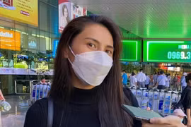Người hâm mộ chờ đón Thuỷ Tiên đáp chuyến bay về TP.HCM sau 6 ngày cứu trợ
