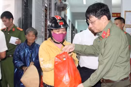 Báo Công an nhân dân và các nhà hảo tâm ủng hộ đồng bào miền Trung gần 2,2 tỷ đồng
