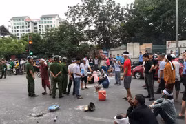 Hà Nội: Người thân mang di ảnh ngồi 'ăn vạ' gây tắc đường nghiêm trọng