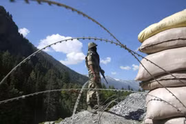 Quan chức Trung, Ấn gặp nhau khi căng thẳng tăng cao