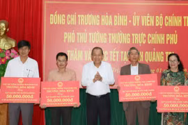 Phó Thủ tướng Trương Hòa Bình tặng quà Tết Quỹ khuyến học của 4 huyện tỉnh Quảng Trị