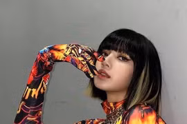 Lisa (BLACKPINK) gây náo loạn với màu tóc nhuộm highlight đỉnh cao fan la ó sao giống Jo Yi Seo (Itaewon) 