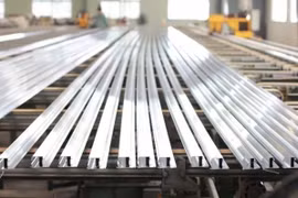 Hàng hóa nước ngoài ‘đội lốt’ hàng Việt Nam: Cách nào ngăn chặn?