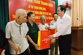 Chủ tịch Ủy ban Trung ương MTTQ Việt Nam tặng quà gia đình chính sách ở Hà Tĩnh