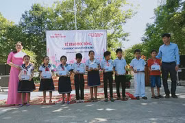 CLB Phóng viên y tế Sài Gòn trao học bổng tặng học sinh nghèo vượt khó