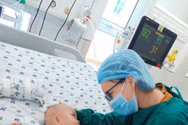Cặp song sinh Trúc Nhi - Diệu Nhi sẽ được tháo bột, tập đi trong 6 tuần tới