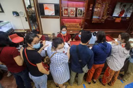 Vàng tăng phi mã lên 62,2 triệu đồng, người dân tập nập đến 'phố vàng' chốt lời
