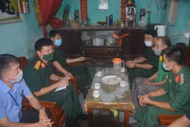 Báo Quân đội nhân dân thăm và tặng quà gia đình quân nhân có hoàn cảnh khó khăn