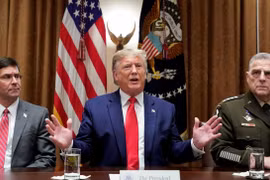 John Bolton: Trump đe dọa rút quân khỏi Nhật Bản, Hàn Quốc