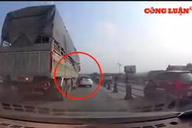 Video giao thông: Xe tải chuyển làn ẩu, húc văng ô tô con trên cầu Thanh Trì