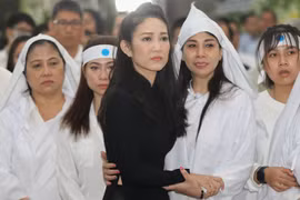 Gia đình, đồng nghiệp nghẹn ngào tiễn đưa linh cữu NSND Lý Huỳnh