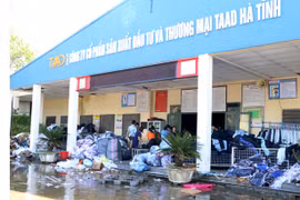 Hơn 120.000 sản phẩm may mặc của Cty TAAD Hà Tĩnh bị nước lũ tàn phá hư hỏng nặng