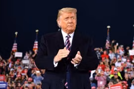 Trump tố Binden đeo khẩu trang để che ‘dấu vết thẩm mĩ’