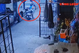 Video giao thông: Hai người thoát chết trong gang tấc ngay cạnh bánh xe tải
