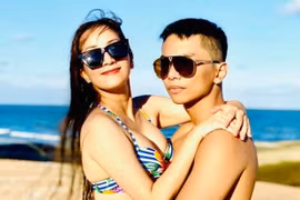 Khánh Thi đăng ảnh gợi cảm với chồng, cảnh cáo "Chồng chế đó, lấy được không"