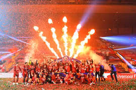 Khoảng khắc "dàn sao" Liverpool nâng cúp vô địch Ngoại hạng Anh sau 30 năm chờ đợi